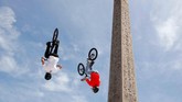 Tim BMX Perancis tampil di Place de la Concorde, yang telah diubah menjadi taman Olimpiade jelang Olimpiade Paris 2024 di Paris, Perancis. (REUTERS/Philippe Wojazer)