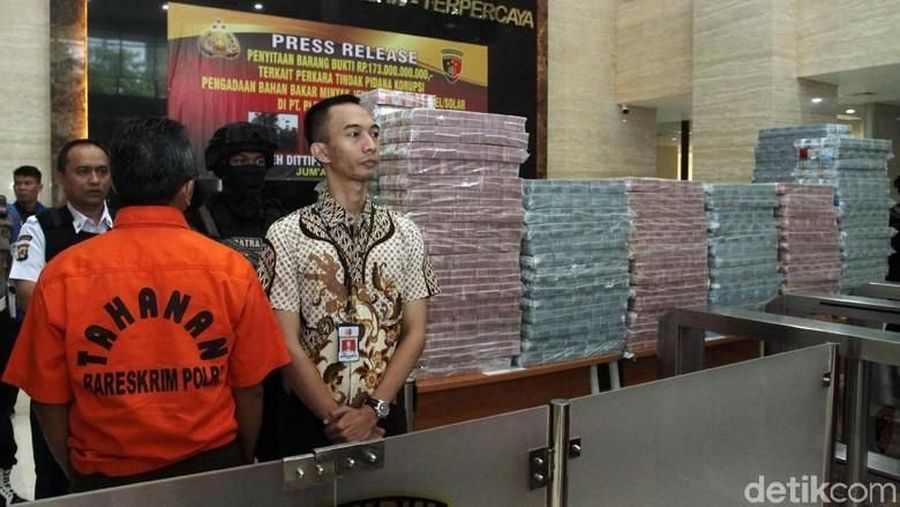 Polri menahan Nur Pamudji atas kasus korupsi pengadaan BBM jenis High Speed Diesel (HSD) PT PLN tahun 2010