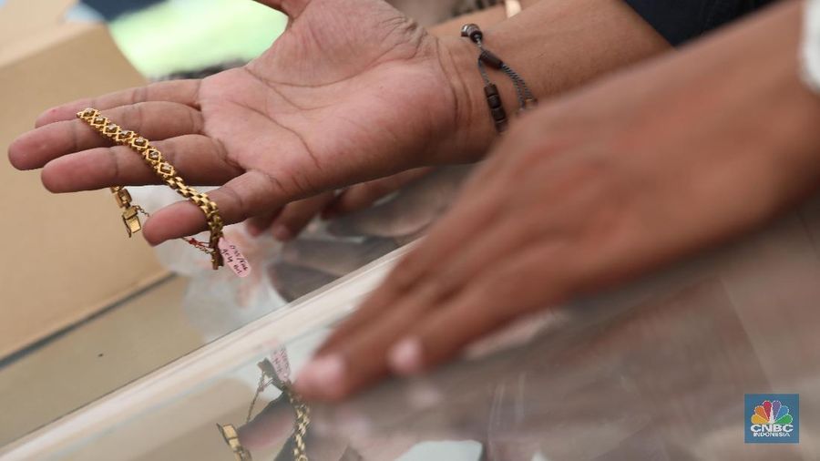 Antusias Warga Beli Emas Di Pelelangan Emas