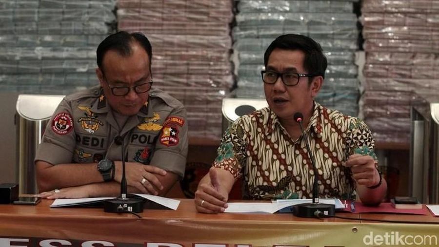 Nur Pamudji, mantan Dirut PLN 2011-2014 sempat ada dalam foto bersama tumpukan uang. Ia menjelaskan dalam postingan di media sosial pada 21 September 2019.
