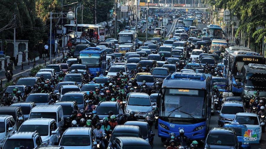 Usia kendaraan yang beredar di DKI akan dibatasi.