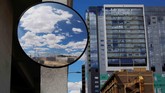 Refleksi awan terlihat pada suatu cermin yang terletak di pusat kota Maricopa County, Phoenix, Arizona, Amerika Serikat. (REUTERS/Brian Snyder)