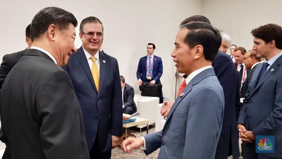 Menunggu rangkaian acara pada KTT G20 2019, terlihat Jokowi berbincang santai dengan para pemimpin negara di Osaka, Jepang, Jumat (28/06/2019)