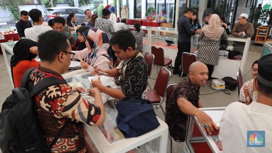 Masyarakat mengunjungi bazzar emas di kantor pusat pegadaian, Jalan Kramat Raya, Jakarta Pusat, Jumat (28/6/2019).

Setiap hari Jumat, Pegadaian selalu menyelenggarakan lelang emas. Biasanya, ada beberapa barang yang turut dilelang, seperti barang elektronik hingga kendaraan. 

Namun berdasarkan pantauan, yang paling dikerubungi adalah perhiasan emas dengan harga mencapai Rp 9 juta.

Meningkatnya kebutuhan masyarakat terhadap ekonomi membuat banyak orang menggadaikan barang berharga guna memenuhi kebutuhan yang mendesak.

Pegadaian mencatat investasi masyarakat dalam bentuk emas mencapai 2,1 ton pada tahun lalu. Hingga kini, investasi tabungan emas sudah dimiliki 1,4 juta penabung. (CNBC Indonesia/Muhammad Sabki)