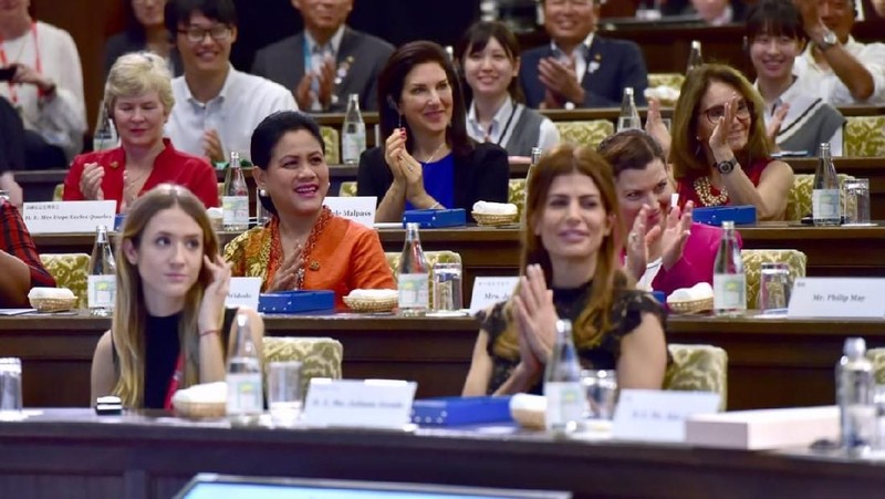 Ibu Negara Iriana Joko Widodo menghadiri acara simposium mengenai lingkungan hidup bertema 