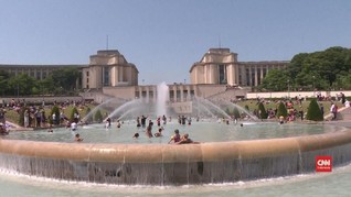 VIDEO: Kolam Air Mancur Berubah Jadi Kolam Renang di Paris