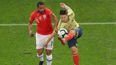 Gelandang Kolombia, James Rodriguez, dikawal pemain Chile, Jean Beausejour dalam duel perebutan bola pada perempat final Copa America 2019 di Stadion Arena Corinthians, Jumat (28/6). (REUTERS/Amanda Perobelli)