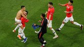 Para pemain Chile merayakan kemenenangan atas Kolombia melalui drama adu penalti di perempat final Copa America 2019. Di babak selanjutnya Chile akan menghadapi Uruguay atau Peru. (REUTERS/Amanda Perobelli)