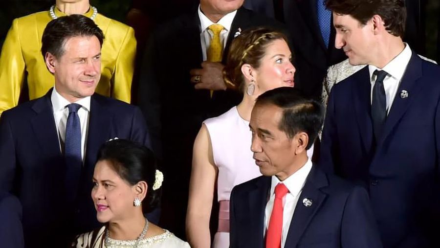 Saat tiba di tempat jamuan makan malam, para kepala negara/kepala pemerintahan disambut oleh Perdana Menteri Jepang Shinzo Abe dan Ibu Akie Abe.