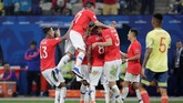 Para pemain Chile merayakan gol yang dicetak Arturo Vidal ke gawang Kolombia di babak kedua. Namun, gol itu dianulir oleh wasit Nestor Pitana setelah melihat Video Assistant Referee (VAR). (REUTERS/Ueslei Marcelino)