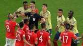 Bek Kolombia, Yerry Mina, terlibat perselisihan dengan penyerang Chile, Alexis Sanchez, pada laga perempat final Copa America 2019 di Stadion Arena Corinthians, Jumat (28/6). (REUTERS/Amanda Perobelli)
