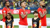 Jean Beausejour, Eduardo Vargas, dan Arturo Vidal menyanyikan lagu kebangsaan pada perempat final Copa America 2019 di Stadion Arena Corinthians, Sao Paulo, Jumat (28/6) waktu setempat. (REUTERS/Henry Romero)