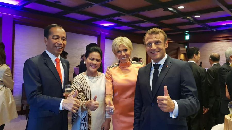 Saat tiba di tempat jamuan makan malam, para kepala negara/kepala pemerintahan disambut oleh Perdana Menteri Jepang Shinzo Abe dan Ibu Akie Abe.
