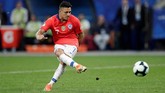 Alexis Sanchez yang jadi penendang terakhir Chile dalam drama adu penalti melawan Kolombia berhasil menjalankan tugasnya dengan sempurna. Chile menang adu penalti 5-4 atas Kolombia dan lolos ke semifinal Copa America 2019. (REUTERS/Ueslei Marcelino)