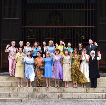 FOTO: Saat Iriana Jokowi Bercengkrama dengan First Lady G-20