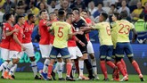 Tensi tinggi sepanjang pertandingan membuat para pemain Chile dan Kolombia kerap terlibat perselisihan pada perempat final Copa America 2019 di Stadion Arena Corinthians, Jumat (28/6). (REUTERS/Henry Romero)