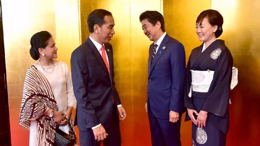 Saat tiba di tempat jamuan makan malam, para kepala negara/kepala pemerintahan disambut oleh Perdana Menteri Jepang Shinzo Abe dan Ibu Akie Abe.