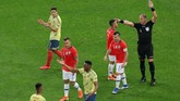 Wasit Nestor Pitana menganulir gol Chile ke gawang Kolombia yang dicetak Charles Aranguiz setelah melihat Video Assistant Referee (VAR) pada laga perempat final Copa America 2019 di Stadion Arena Corinthians, Jumat (28/6). (REUTERS/Amanda Perobelli)