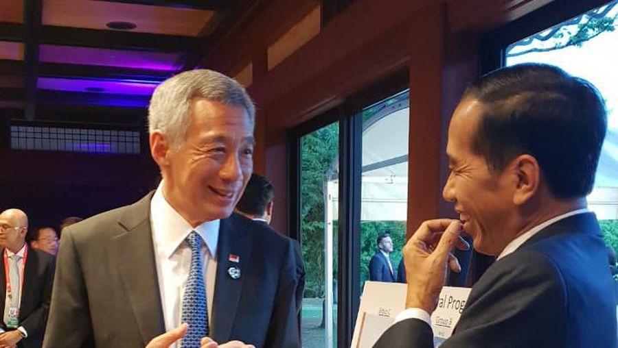 Saat tiba di tempat jamuan makan malam, para kepala negara/kepala pemerintahan disambut oleh Perdana Menteri Jepang Shinzo Abe dan Ibu Akie Abe.