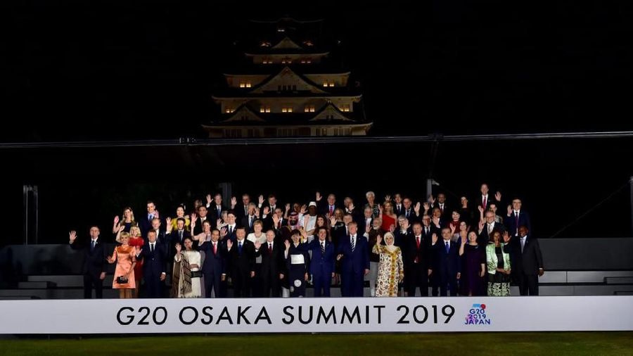 Saat tiba di tempat jamuan makan malam, para kepala negara/kepala pemerintahan disambut oleh Perdana Menteri Jepang Shinzo Abe dan Ibu Akie Abe.