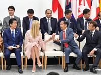 Momen Jokowi Berbincang dengan Si Cantik Ivanka Trump