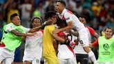 Kiper timnas Peru Pedro Gallese merayakan kemenangan atas Uruguay. Timnas Peru untuk kali ketiga beruntun lolos ke semifinal Copa America. Di semifinal Peru akan menghadapi Chile. (REUTERS/Ricardo Moraes)