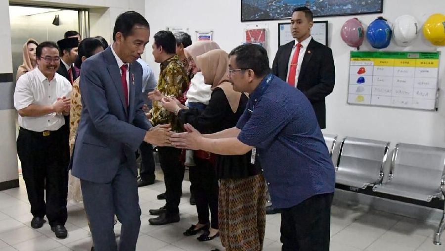 Presiden Jokowi dan ibu negara menjenguk wali kota Surabaya Risma di RS. Namun, Risma dalam salah satu dialognya malah minta maaf ke Jokowi, kenapa?