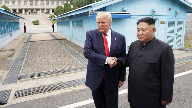 Pertemuan Trump-Kim Jong-un Hingga Jepang Kembali Buru Paus