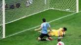 Untuk kali ketiga gol timnas Uruguay dianulir wasit lewat VAR pada menit ke-73. Kali ini giliran Luis Suarez yang terjebak offside saat menerima umpan Martin Caceres. (REUTERS/Sergio Moraes)