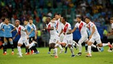 Para pemain timnas Peru merayakan kemenangan beberapa saat setelah drama adu penalti melawan Uruguay berakhir. (REUTERS/Luisa Gonzalez)