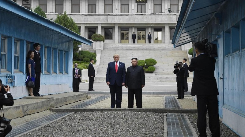 Pertemuan momen bersejarah karena Trump menjadi Presiden AS yang pertama kali menginjakkan kakinya ke tanah Korea Utara.