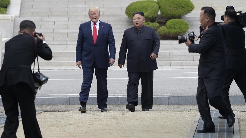 Pertemuan momen bersejarah karena Trump menjadi Presiden AS yang pertama kali menginjakkan kakinya ke tanah Korea Utara.