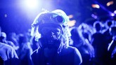 Para penonton Glastonbury bukan hanya datang untuk menyaksikan konser musik, melainkan mengekspresikan kreativitas mereka dengan beragam kostum. (REUTERS/Henry Nicholls)