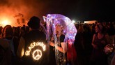 Band rock asal Amerika Serikat, the Killers, dan rapper Inggris Stormzy menjadi sejumlah bintang di panggung utama: Pyramid Stage. (REUTERS/Henry Nicholls)