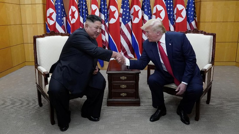 Pertemuan momen bersejarah karena Trump menjadi Presiden AS yang pertama kali menginjakkan kakinya ke tanah Korea Utara.