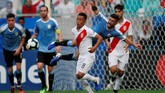 Pada menit ke-29 sebuah gol dari Giorgian De Arrascaeta dianulir wasit Wilton Sampaio setelah Nahitan Nandez dalam posisi offside. (REUTERS/Luisa Gonzalez)