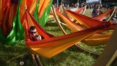 Momen Glastonbury juga menjadi kesempatan para pencinta musik dan kegiatan di luar ruang untuk liburan dan berpesta dengan musik sepekan penuh. (Oli SCARFF / AFP)