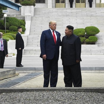 Yuk, Intip Aksi Trump Menginjakkan Kaki Kali Pertama di Korut