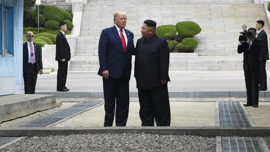 Pertemuan momen bersejarah karena Trump menjadi Presiden AS yang pertama kali menginjakkan kakinya ke tanah Korea Utara.