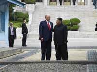 Yuk, Intip Aksi Trump Menginjakkan Kaki Kali Pertama di Korut