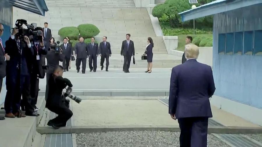 Pertemuan momen bersejarah karena Trump menjadi Presiden AS yang pertama kali menginjakkan kakinya ke tanah Korea Utara.