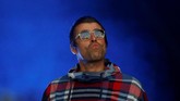 Selain itu, ada Liam Gallagher yang tampil di Pyramid Stage. Ia berbagi panggung dengan Janet Jackson, Anne-Marie, dan Carrie Underwood di hari yang sama. (REUTERS/Henry Nicholls)