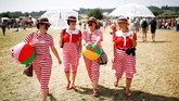 Tercatat, sebanyak dua juta orang mendaftarkan diri untuk memperebutkan 135 ribu tiket festival musik ruang terbuka ini. (REUTERS/Henry Nicholls)