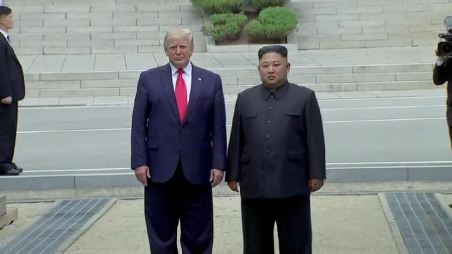 Usai menghadiri pertemuan G20 di Jepang, Presiden AS, Donald Trump, melakukan kunjungan ke Korea Selatan, dan bertemu dengan Presiden Korea Utara, Kim Jong Un.