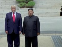 Saat Trump Bertemu Kim Jong-un dan Injakkan Kaki di Korut