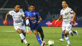 Arema Unggul 2-0 atas Persipura di Babak Pertama
