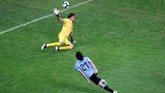 Setelah skor imbang tanpa gol di babak pertama, giliran gol Edinson Cavani yang dianulir wasit pada menit ke-59. Menggunakan VAR, penyerang PSG itu dianggap dalam posisi offside sebelum mencetak gol. (REUTERS/Sergio Moraes)