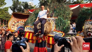 Ekspresi Anies Baswedan Saat Naik Reog Ponorogo