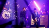 Aksi The Killers mampu memanaskan penonton saat tampil di Pyramid Stage pada 29 Juni 2019. (REUTERS/Henry Nicholls)