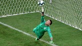 Kiper timnas Uruguay Fernando Muslera gagal menghentikan lima eksekutor penalti Peru. La Celeste pun kalah 4-5 dari Peru dalam drama adu penalti. (REUTERS/Sergio Moraes)